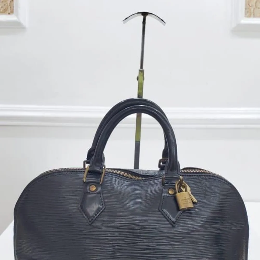 Elegant Black Leather Handbag